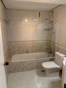 une salle de bain avec une baignoire, des toilettes et une douche dans l'établissement Poseidons Pearl Duquesa, à Manilva