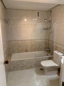 マニルバにあるPoseidons Pearl Duquesaのバスルーム(バスタブ、トイレ、シャワー付)