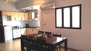 Kuchyň nebo kuchyňský kout v ubytování BTC Hua Hin Home managed by BTC Boutique Resort