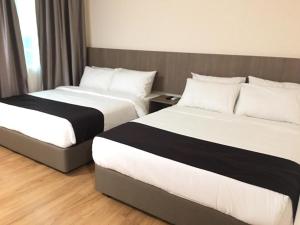 um quarto de hotel com duas camas e azeb sidx sidx em LABUAN JATI HOTEL em Labuan