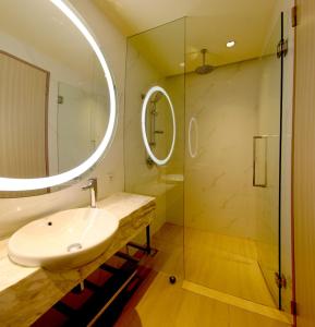 y baño con lavabo y ducha acristalada. en 26 Inn, en Yilan City