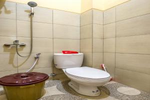 Koupelna v ubytování RedDoorz Syariah near Kebon Rojo Park Blitar