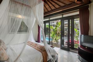 Llit o llits en una habitació de The Bali Dream Villa Seminyak