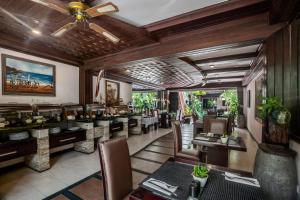 restauracja z jadalnią ze stołami i krzesłami w obiekcie The Bali Dream Villa Seminyak w mieście Seminyak