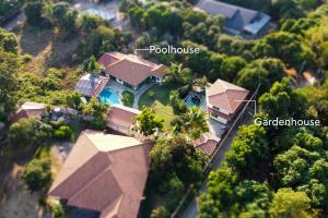 una vista aérea de una casa con techo en Tina's Living Paradise - Guesthouses with private pool, en Ban Phe