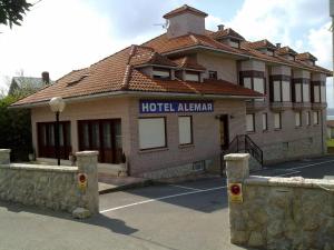 un hotel almanaque en un estacionamiento en Hotel Alemar en Somo