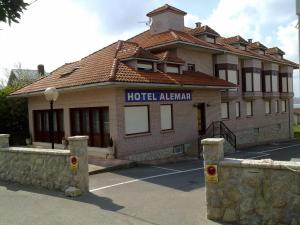 ein Hotelalmanachgebäude auf einem Parkplatz in der Unterkunft Hotel Alemar in Somo