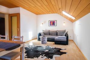 a living room with a couch and a table at stuub simonswinkel in Friedenweiler