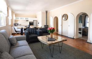 uma sala de estar com um sofá e uma mesa em Sweetwater Guesthouse em Wellington