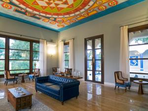 Tree of Life Resort & Spa Varanasi的休息区