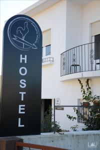 Το λογότυπο ή η επιγραφή του hostel