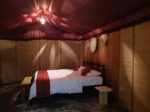 Postel nebo postele na pokoji v ubytování SAMA Al Areesh Desert Camp