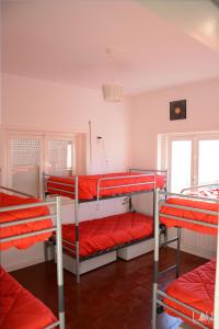 מיטה או מיטות קומותיים בחדר ב-AirPorto Hostel