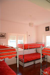 Двухъярусная кровать или двухъярусные кровати в номере AirPorto Hostel