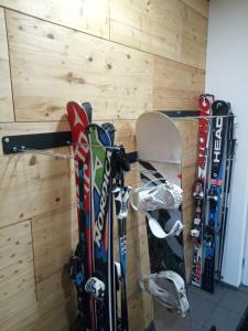 a group of skis and snowboards leaned up against a wall at Burnout Wildalps in Wildalpen