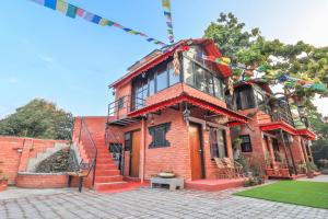 ein Backsteingebäude mit einer Treppe darüber in der Unterkunft Kathmandu Cottage - Boutique in Kathmandu