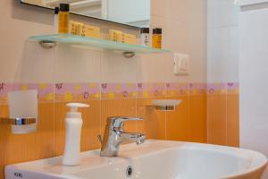 łazienka z umywalką i kranem w obiekcie GoodStay Archimede Apartment w mieście Lecce +20 zdjęć