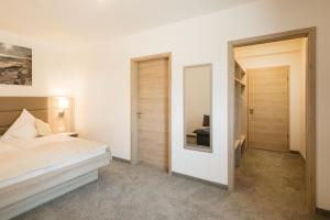 een slaapkamer met een bed en een spiegel bij Lieblingsplatz - Willingen inklusive MeineCardPlus in Willingen