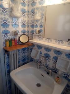 y baño con lavabo y espejo. en Quiet - Comfortable apartment 33sqm Pagrati Athens, en Atenas
