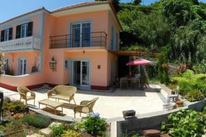 una casa con patio frente a ella en Raposeira de São João, the feeling of peace, space and quiet, Whole villa is yours, en Fajã da Ovelha