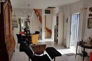 una sala de estar con una mesa y sillas en Raposeira de São João, the feeling of peace, space and quiet, Whole villa is yours, en Fajã da Ovelha