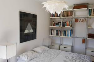 1 dormitorio con 1 cama y estanterías en Raposeira de São João, the feeling of peace, space and quiet, Whole villa is yours, en Fajã da Ovelha