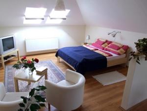 Giường trong phòng chung tại Ilona Apartmanház