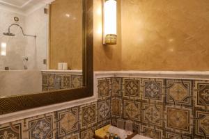 Laxmi Palace Heritage Boutique Hotel的一间浴室