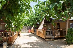 Κήπος έξω από το Glamping Blanes +54 φωτογραφίες