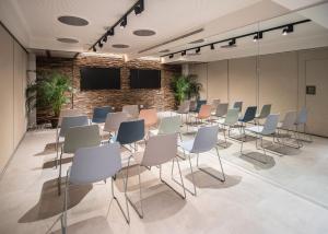 a conference room with chairs and a projection screen at INNSiDE by Meliá Zaragoza in Zaragoza