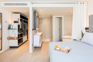 a living room with a bed and a kitchen at INNSiDE by Meliá Zaragoza in Zaragoza