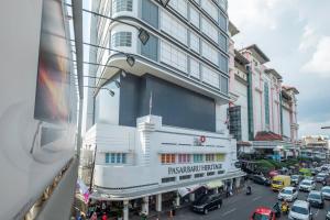 a busy city street with cars parked in front of a building at SUPER OYO Collection O Hotel Pasar Baru Heritage in Bandung