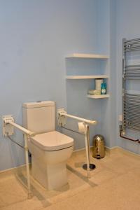 Finest Retreats - Shropshire Cottage, 2 bedrooms, sleeps 3 في Marchamley: حمام مع مرحاض أبيض في الغرفة