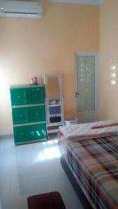 Postel nebo postele na pokoji v ubytování Homestay / Guest House Dekat Malioboro