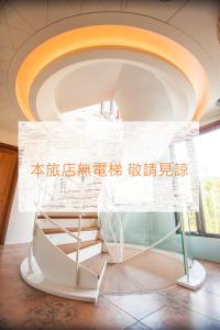 eine Skulptur in einem Raum mit einer Decke in der Unterkunft Dreamer Boutique Hotel in Nanwan