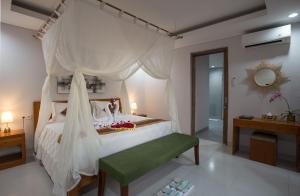 Tempat tidur dalam kamar di The Awandari Villas Seminyak - CHSE Certified