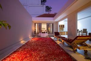 ein Wohnzimmer mit einem großen roten Teppich in der Unterkunft The Awandari Villas Seminyak - CHSE Certified in Seminyak
