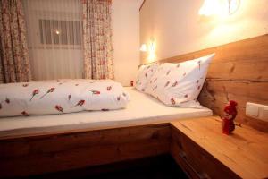 Una cama o camas en una habitación de Haus Lydia