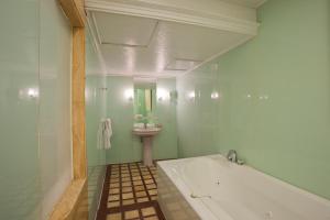 Koupelna v ubytování Deja Vu Hotel