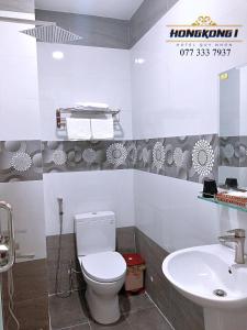 ein Bad mit einem WC und einem Waschbecken in der Unterkunft HongKong1 Hotel Quy Nhon in Quy Nhon