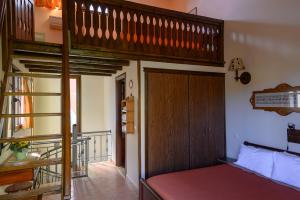 - une chambre avec des lits superposés et un escalier dans l'établissement AnnaDes Apartments & Studios Chios, à Karfas
