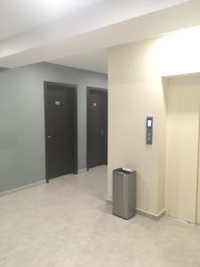 um corredor com três portas e um caixote do lixo em Crystal Residence 530 & 531 em Bakuriani