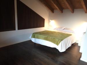 A bed or beds in a room at Casa Migalet Még 8 kép