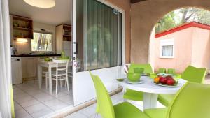 a kitchen and a dining room with a table and chairs at VVF Montagnac Hérault in Montagnac