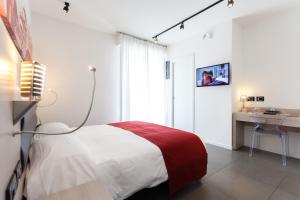 Schlafzimmer mit einem Bett, einem Schreibtisch und einem Waschbecken in der Unterkunft Hotel Adlon in Lido di Jesolo