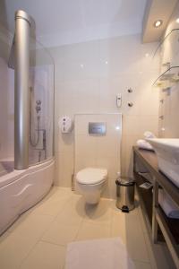 ein Bad mit einem WC und einem Waschbecken in der Unterkunft Hotel Talija in Banja Luka