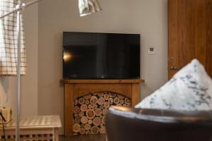 TV a/nebo společenská místnost v ubytování Forest B&B