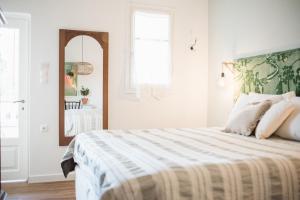Posteľ alebo postele v izbe v ubytovaní Odyssey Suites