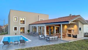 Bazén v ubytování Villa & Jardin - Luxury Villa with swimming pool nebo v jeho okolí