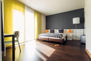 Giường trong phòng chung tại harry's home Linz-Urfahr hotel & apartments